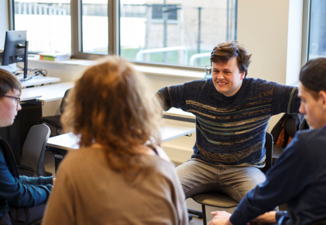 Ralph Ivar Berkman geeft een workshop aan studenten